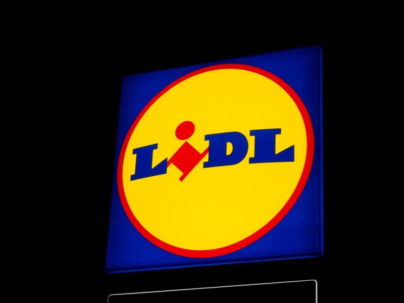 Seit Donnerstag gibt es wieder Feuerwerk im Handel. Der Andrang ist riesig, unter anderem beim Lidl-Markt in Wolfenbüttel.