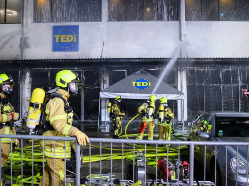 Einsätzkräfte der Feuerwehr Hannover löschen einen Brand in einem Tedi-Markt. Das Feuer war am Abend aus ungeklärter Ursache in dem Einkaufsmarkt ausgebrochen.