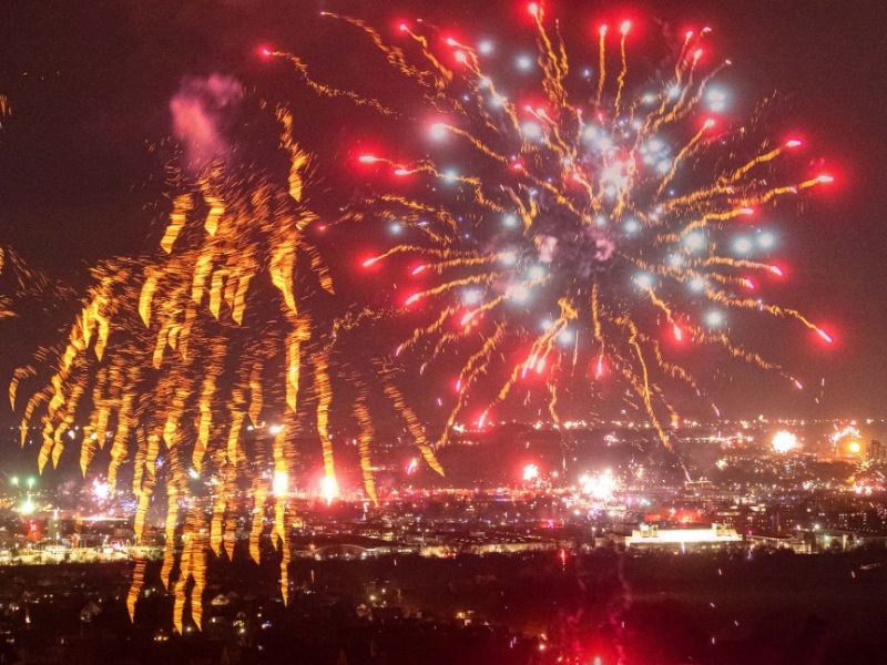 Viele Schaulustige haben sich in der Silvesternacht am Burgberg in Lichtenberg versammelt. Von hier konnten sie diese Aussicht genießen.