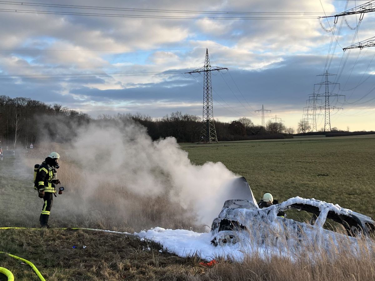 In Lehre (Helmstedt) ist ein Auto abgefackelt. Dem Fahrer ist zum Glück nichts weiter passiert.