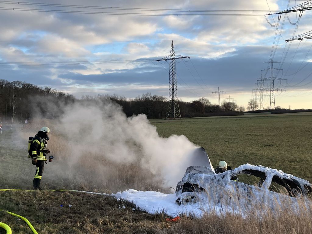 In Lehre (Helmstedt) ist ein Auto abgefackelt. Dem Fahrer ist zum Glück nichts weiter passiert.