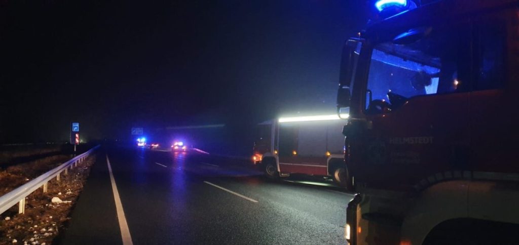 Auf der A2 bei Helmstedt ist ein Minivan verunfallt. Das hatte eine Vollsperrung zur Folge.