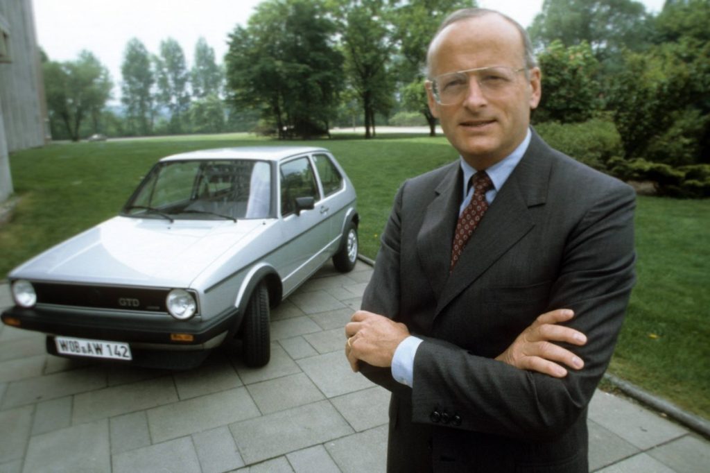 Carl Hahn in seinem Element: 1984 vor einem Golf GTD Diesel.