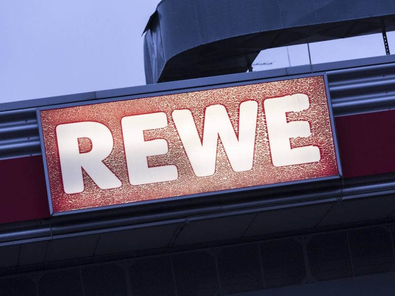 Auf einem Rewe-Parkplatz im Harz haben sich skurrile Szenen abgespielt. In der Hauptrolle: Ein nackter Mann.