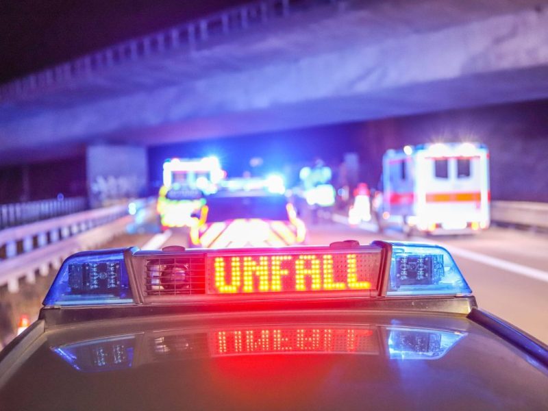 Auf der A2 bei Peine ist ein Lkw-Fahrer ums Leben gekommen. Der Grund für den Tod des 56-Jährigen war zunächst unklar.