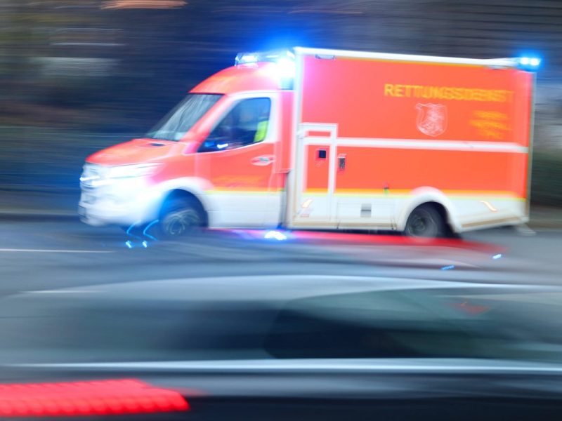Schrecklicher Unfall bei Burgdorf in der Region Hannover: Ein Autofahrer kämpft jetzt um sein Leben. Was passiert ist, liest du hier!