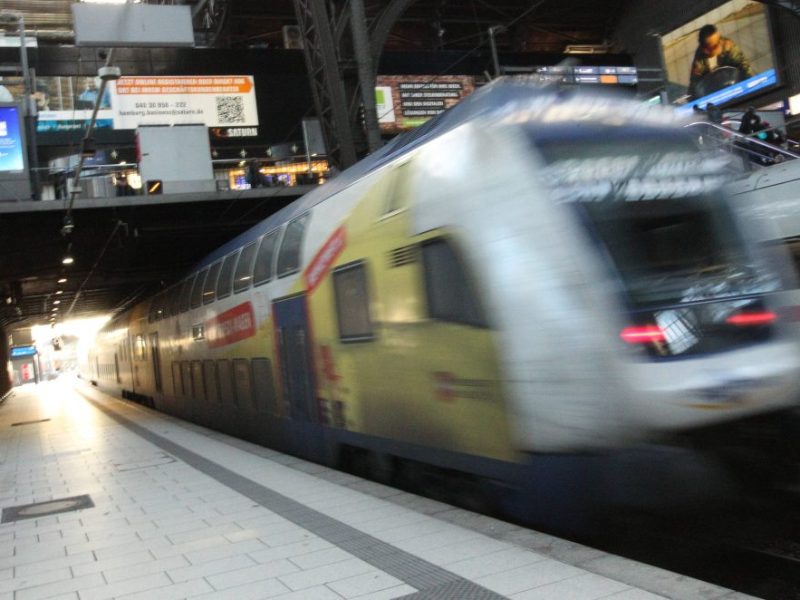 Hunderte Eintracht Braunschweig-Fans machen sich am Sonntagmorgen per Zug auf in Richtung Hamburg. Auf der Fahrt gelten klare Regeln. Ob das gut geht?