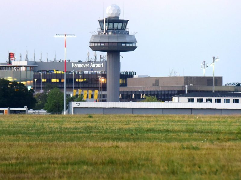 Tower-Mitarbeiter des Flughafens in Hannover sind Opfer einer Laserpointer-Attacke geworden. Für die Polizei ist das ein unüblicher Fall.