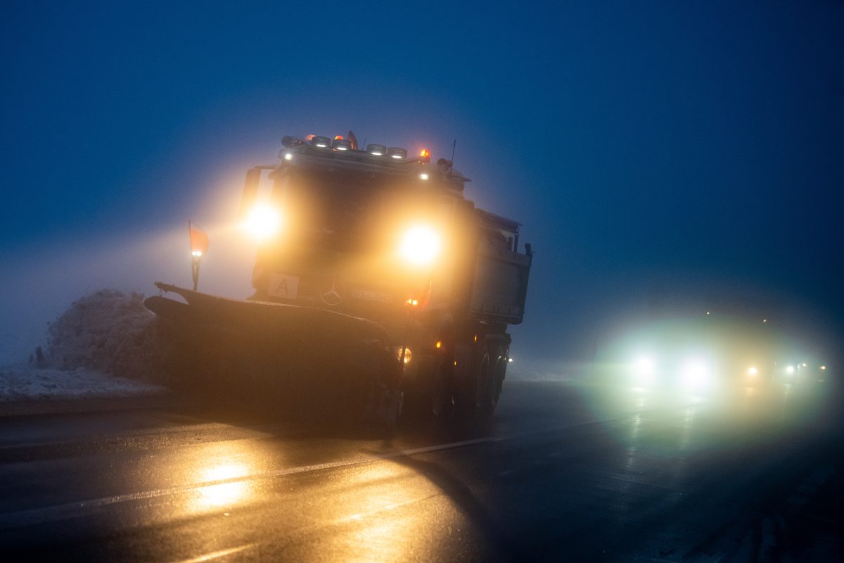 Harz: Ein Fahrzeug vom Winterdienst ist im Nebel auf der Bundesstraße 4 zwischen Torfhaus und Braunlage unterwegs.