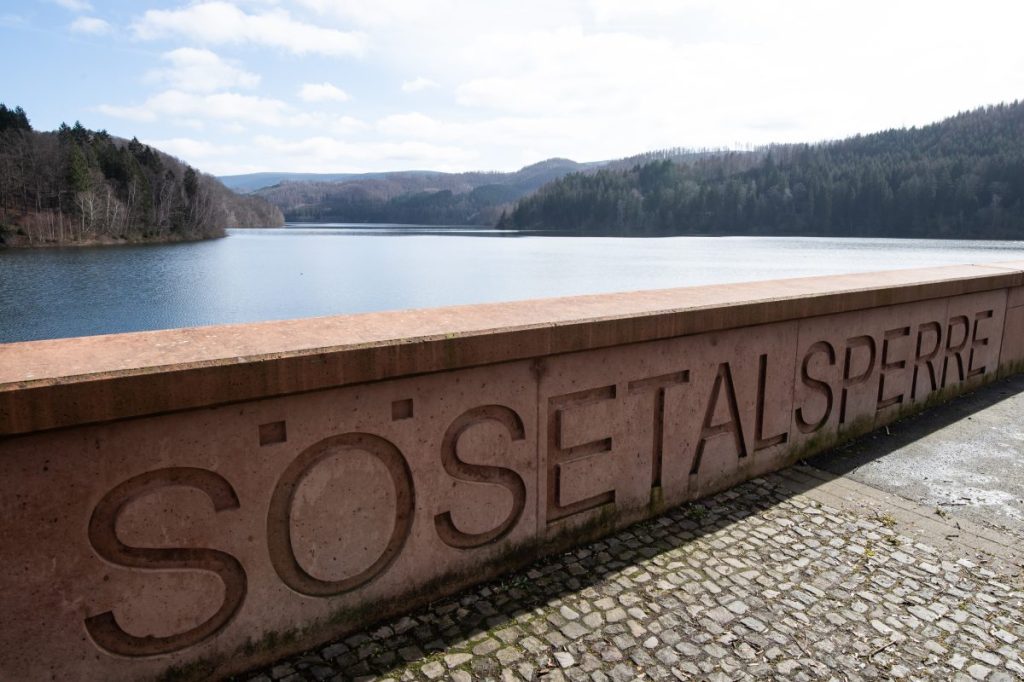 Die Harzwasserwerke sanieren Teile einer Talsperre.