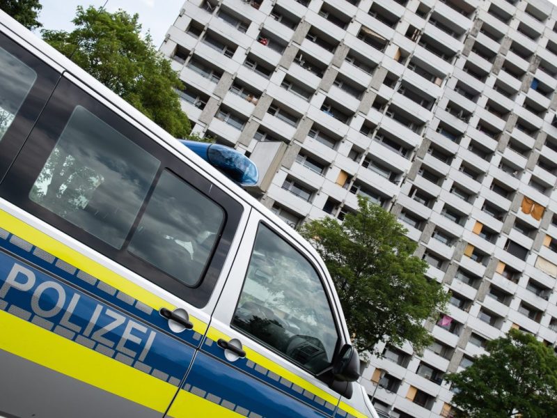 Eine Metalltür fliegt von einem Balkon in Braunschweig. Sie erschlägt fast eine Mutter und deren Sohn. Jetzt landet der Fall vor Gericht.