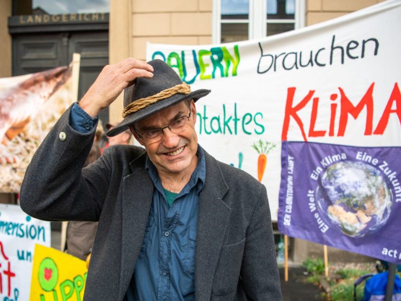 Der Klimawandel schreitet voran, der CO2-Ausstoß muss gesenkt werden - das ist weitgehend Konsens in der Gesellschaft. Aber wie? Umweltschutzorganisationen wollen Autokonzerne mit Klagen zum Stopp des Verbrennergeschäfts zwingen. Bisher erfolglos.