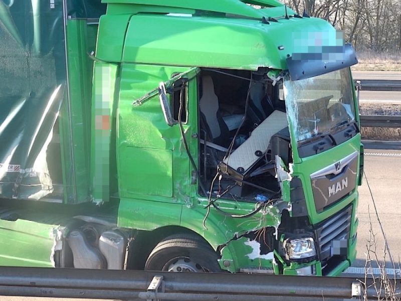 Auf der A2 bei Helmstedt sind fünf Lkw ineinander gefahren. Die Folge: Vollsperrung, Stau und Frust.