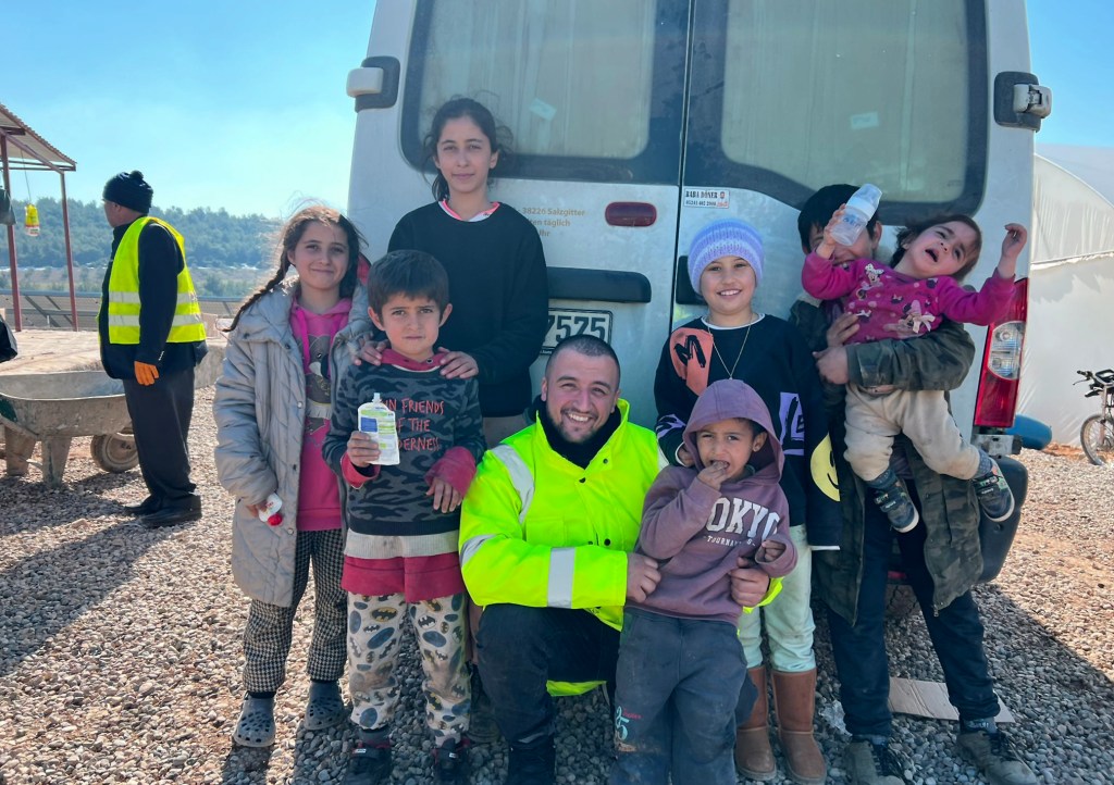 Sinan liegen vor allem die vom Erdbeben betroffenen Kinder am Herzen. 