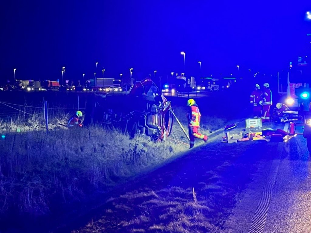 Das Auto blieb nch mehreren Überschlägen neben der A39 bei Salzgitter auf der Seite liegen.