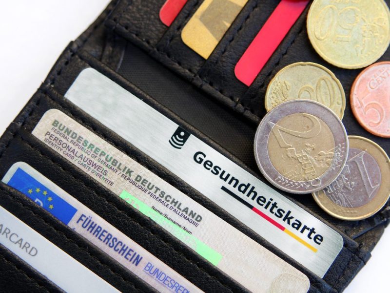 Viele Krankenkassen haben ihre Beiträge erhöht. Ab März müssen auch Rentner mehr Geld zahlen. Doch nicht alle wissen davon. (Symbolbild)