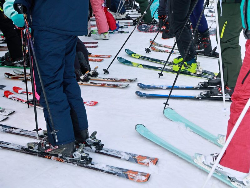 Zahlreiche Wintersportler sind am Wurmberg im Harz unterwegs, um auf den noch verbliebenen Schneeflächen Ski zu fahren.