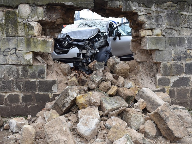 Der Renault krachte mit voller Wucht gegen die Mauer.