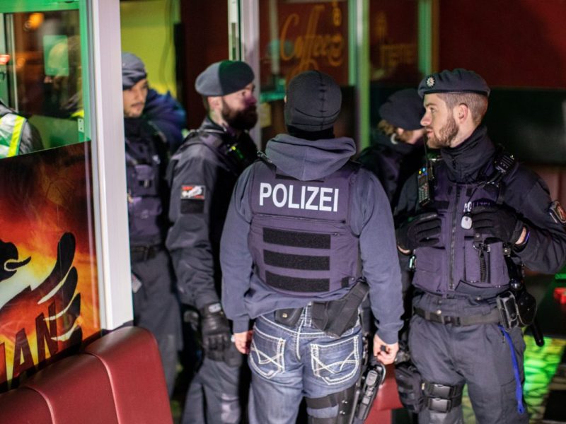 Vor zweieinhalb Jahren schlägt eine Gruppe junger Männer in Salzgitter zwei Männer zusammen. Ein Verdächtiger ist bekannt. Aber, wer ist der andere Täter?