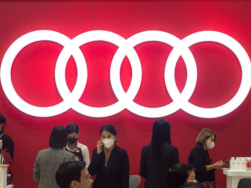 Südkorea bittet VW-Tochter Audi zur Kasse. Dabei kommen die Ingolstädter noch mit einem blauen Auge davon. Die Konkurrenz trifft es härter!