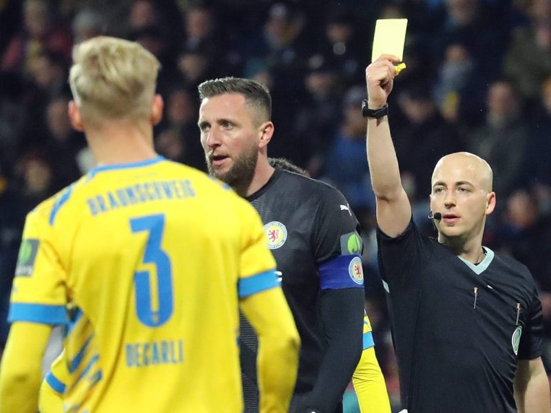 Ein Blick sagt mehr als 1.000 Worte – Eintracht Braunschweig-Keeper Jasmin Fejzic kassiert die gelbe Karte und wird sicher nicht mehre der beste Freund von Schiedsrichter Nicolas Winter.
