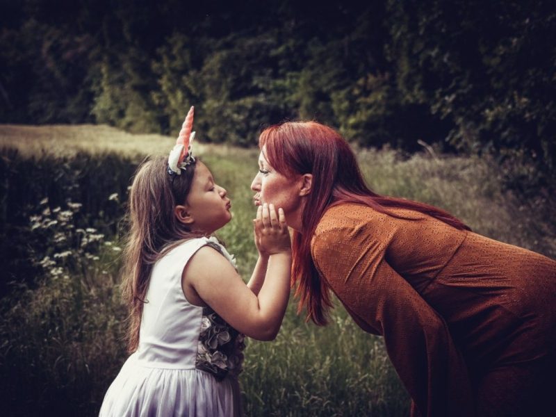 Die siebenjährige Laura und ihre Mama Jessica.