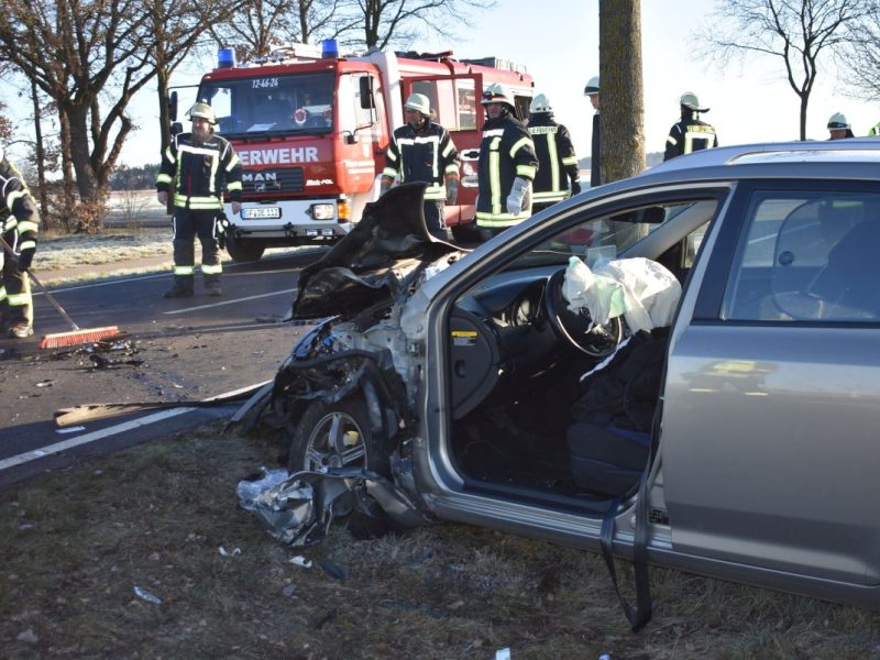 Bei Ummern im Kreis Gifhorn hat es heftig gekracht. Die mutmaßliche Unfall-Verursacherin traf es am schlimmsten.