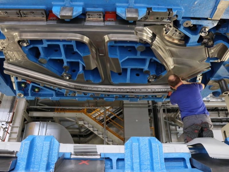 Einige Mitarbeiter der VW-Tochter MAN sollen einem Bericht zufolge ein Schreiben erhalten haben – samt Botschaft, die sie gar nicht freuen dürfte. (Symbolbild)