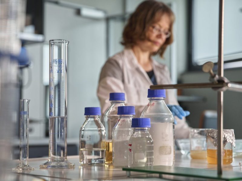 VW verbaut jetzt Plastikflaschen, mit Teilemangel hat das aber nichts zu tun.