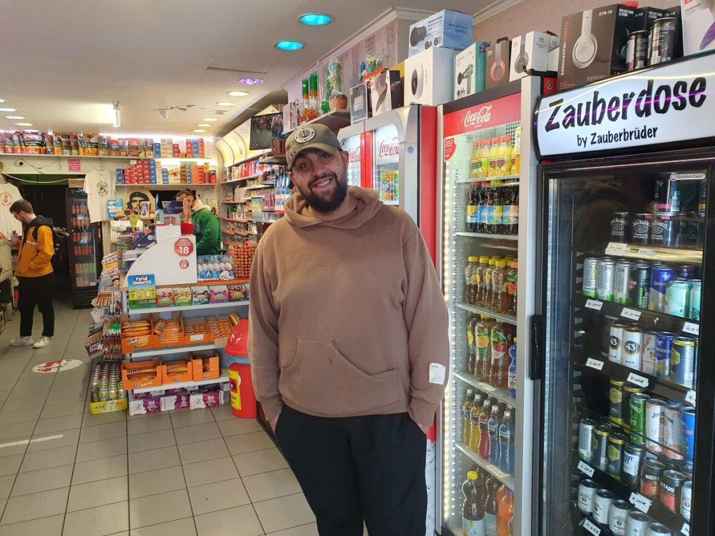 Ferhat arbeitet gemeinsam mit Kiosk-Betreiber Sahin und einem anderen Kollegen im "Baba Kiosk 38" in Braunschweig.