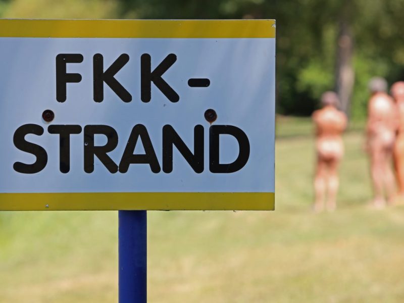 Mehrere männliche Mitglieder eines nudistischen Vereins sollen sexualisierte Nacktfotos von Kindern und Jugendlichen gemacht haben.