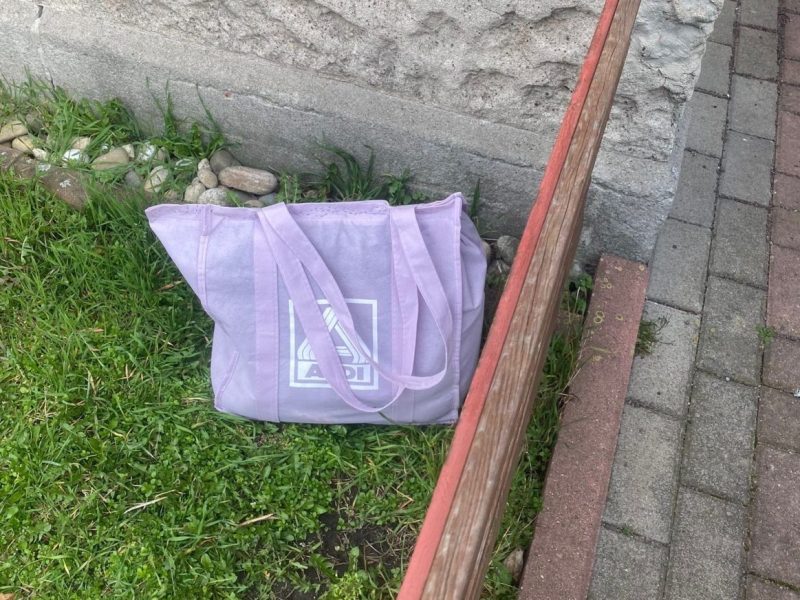 Eine Frau hat eine Aldi-Tasche gefunden. Weil sie dachte, dass jemand seinen Müll dort entsorgt hatte, hob sie sie an – bis sich plötzlich etwas bewegte!