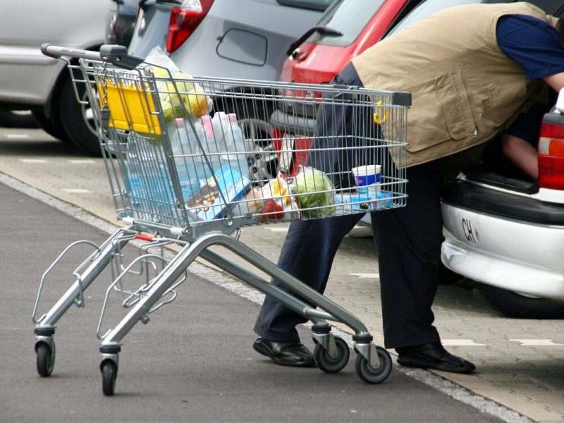 Ein Mann wollte seinen Einkauf in sein Auto laden – doch dann wurde es plötzlich brutal! (Symbolbild)