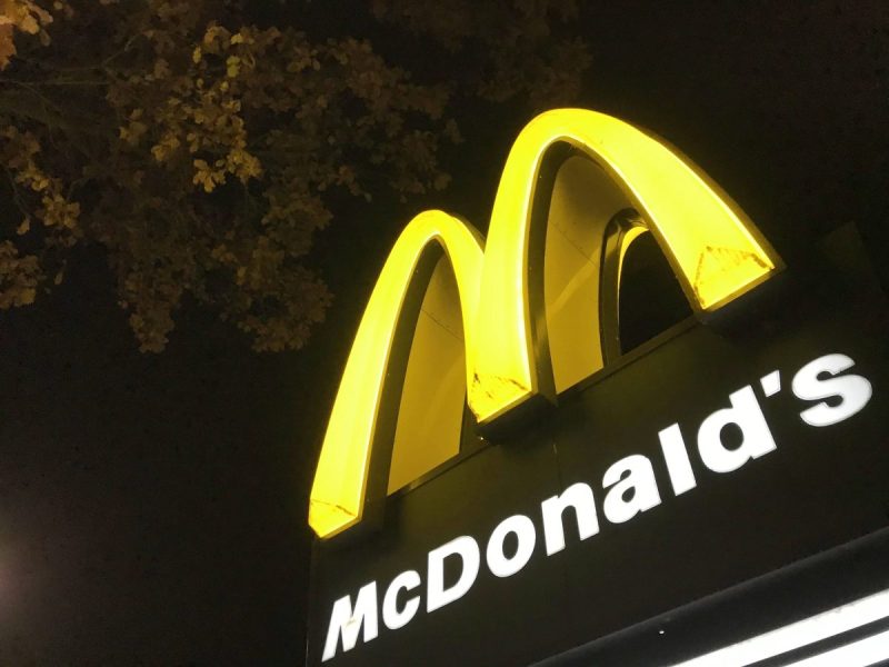 Ein Mann ist bei einem McDonalds-Besuch in Goslar ausgetickt. Dabei ging es eigentlich nur um eine Kleinigkeit. Jetzt dürfte der Spaß teuer für den Mann werden...