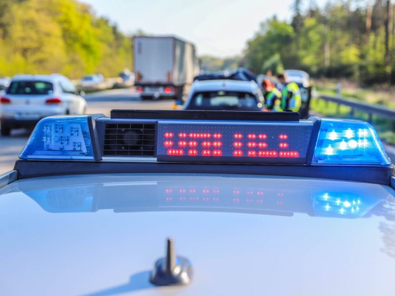 Auf der A2 bei Braunschweig ist ein Mann verstorben. Offenbar hatte er ein gesundheitliches Problem. Es kam zum Unfall.