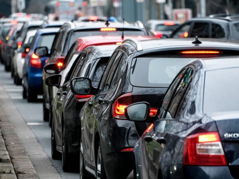 Niedersachsen Autos stehen im Stau