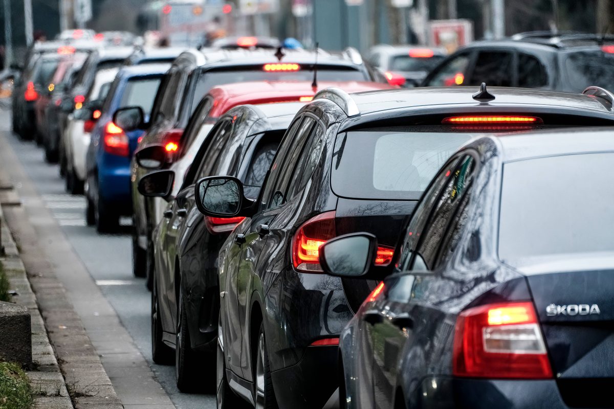 Niedersachsen Autos stehen im Stau