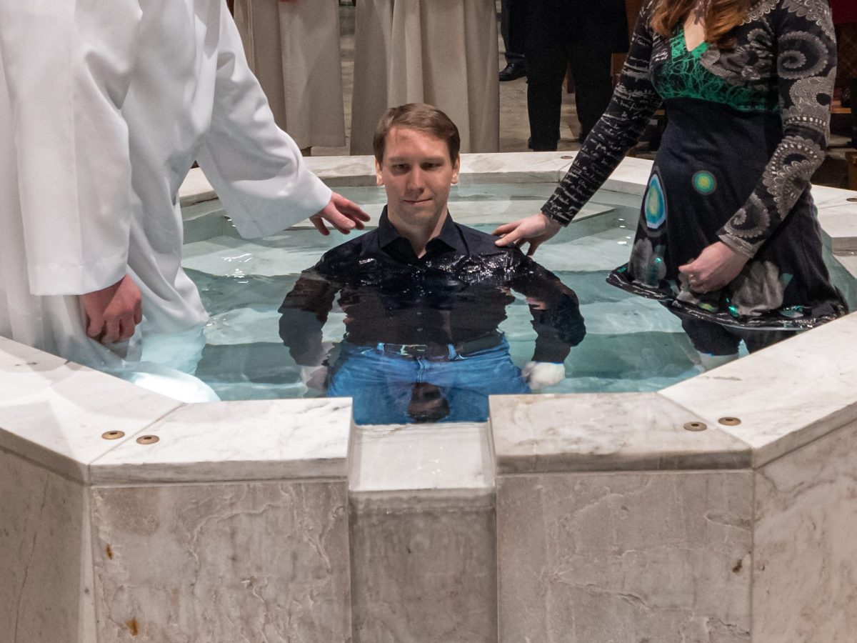 Kann man machen, muss man aber nicht: Ein junger Mann hat sich in einen Pool führen lassen, der viel Bedeutung hat,