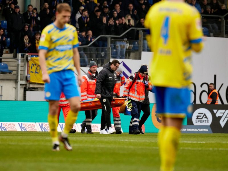 Immanuel Pherai wird bei Eintracht Braunschweig – Kaiserslautern per Trage vom Platz gebracht.