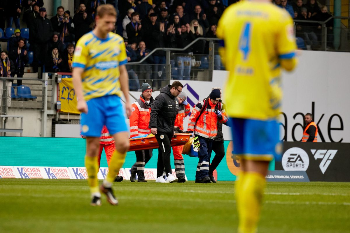 Immanuel Pherai wird bei Eintracht Braunschweig – Kaiserslautern per Trage vom Platz gebracht.