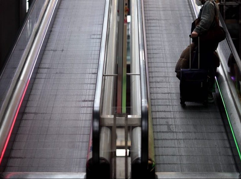Flughafen Hannover Mann steigt aus Flugzeug