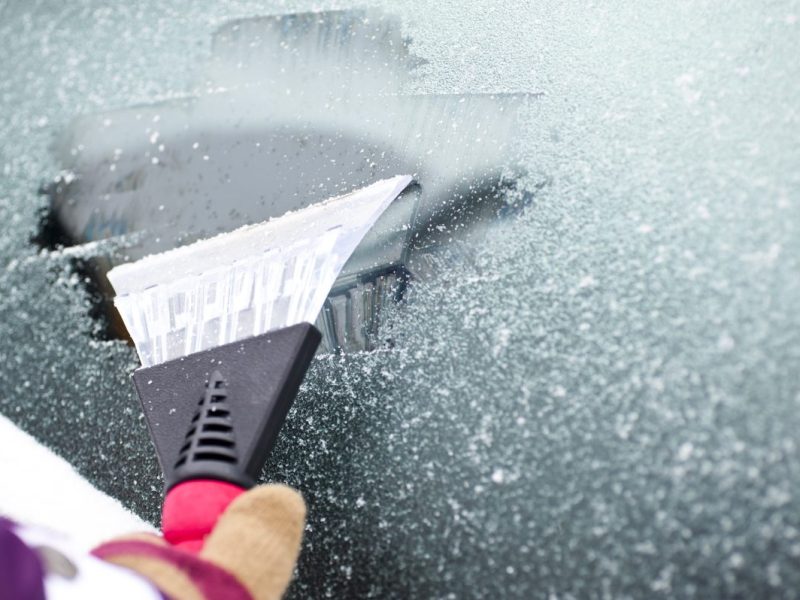 Wetter in Niedersachsen: Frost auf Autoscheibe