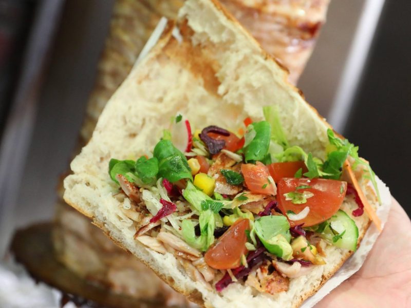 In Salzgitter haben sich drei Frauen im wahrsten Sinne des Wortes in die Haare bekommen. Der Streit eskalierte – bis ein Döner das Ganze beendete.