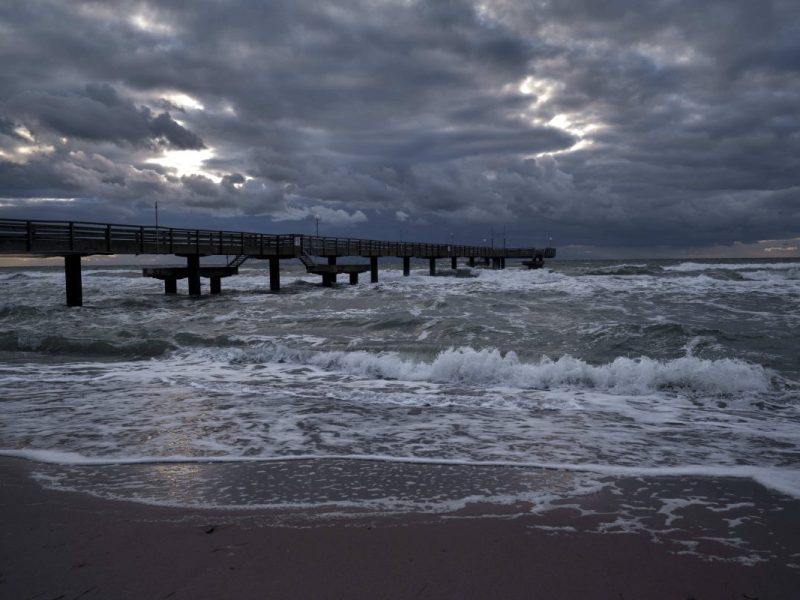 Warum der Braunschweiger in diesem Bereich mit dem Auto direkt bis an die Ostsee wollte, blieb unklar. Die Seebrücke Rerik ist wegen Bauschäden seit Jahren gesperrt.