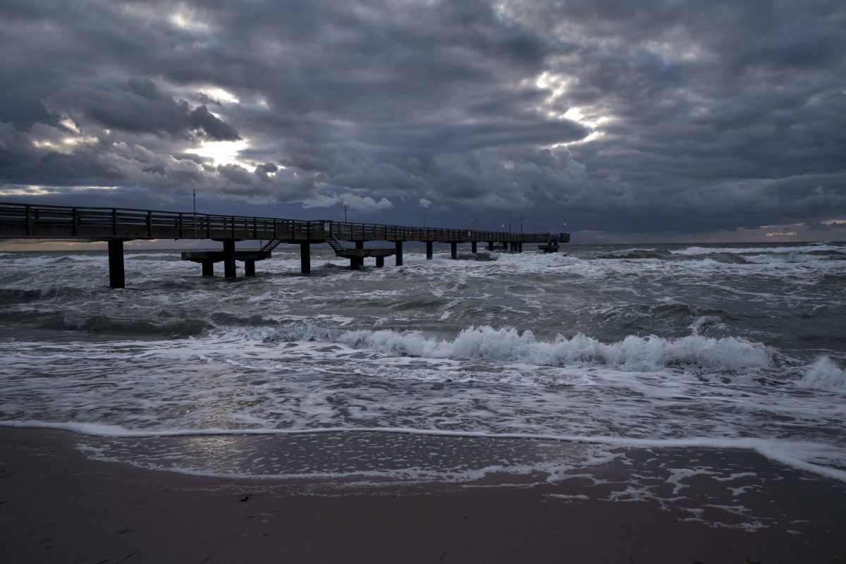 Warum der Braunschweiger in diesem Bereich mit dem Auto direkt bis an die Ostsee wollte, blieb unklar. Die Seebrücke Rerik ist wegen Bauschäden seit Jahren gesperrt.