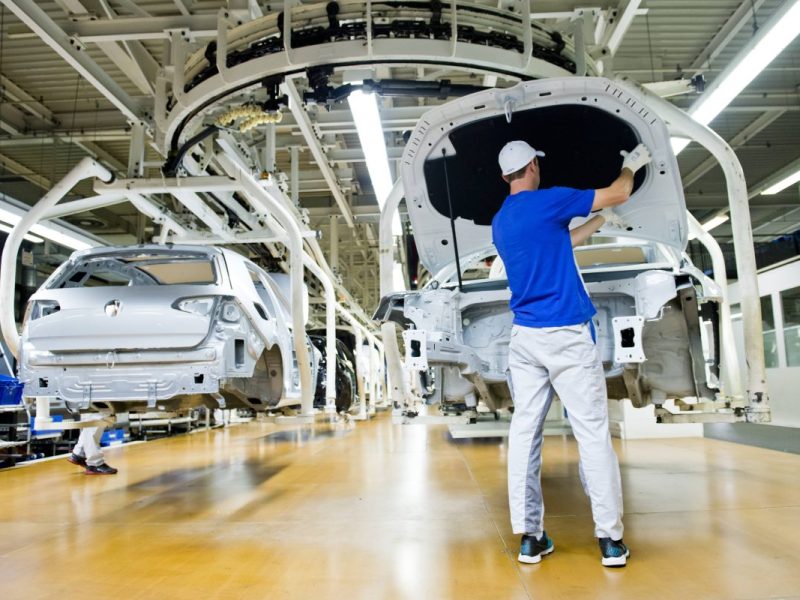 VW stellt Hunderte neue Mitarbeiter in Wolfsburg ein. Die Sache hat aber einen Haken. (Archivbild)