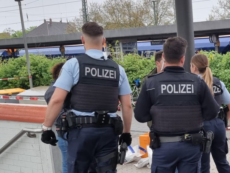 Ein 35-Jähriger ist bei einem Streit im Bahnhof von Wunstorf mit einem Messer lebensgefährlich verletzt worden.