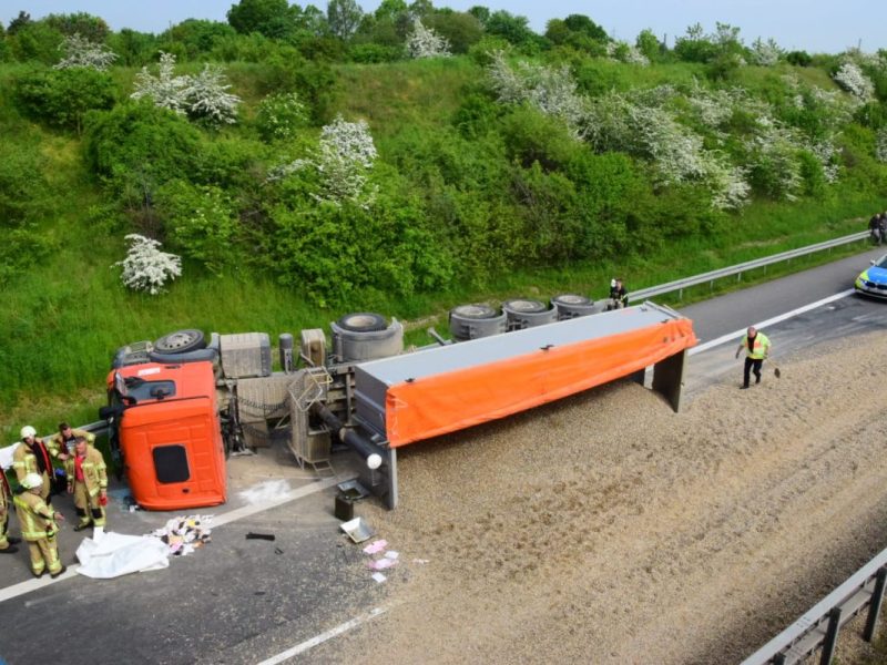 Auf der A39 im Kreis Wolfenbüttel liegt ein Lkw auf der Fahrbahn! Ein Durchkommen ist nicht möglich.