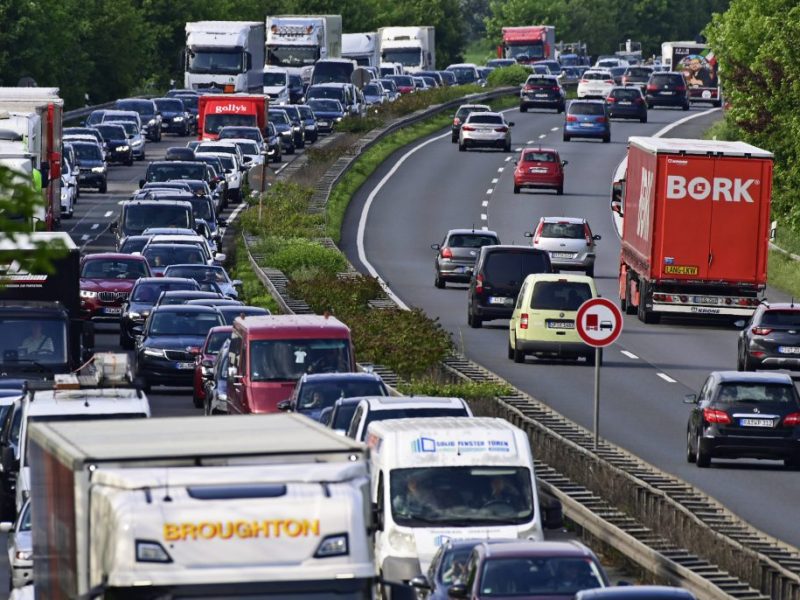 Rund um Himmelfahrt droht Stau-Gefahr auf den Autobahnen, auch in Niedersachsen! (Symbolbild)