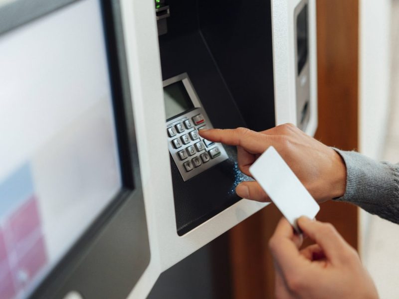 Ein Mann wollte Geld abheben im Welfenhof in Braunschweig – für ihn wurde es zum Albtraum. (Symbolbild)